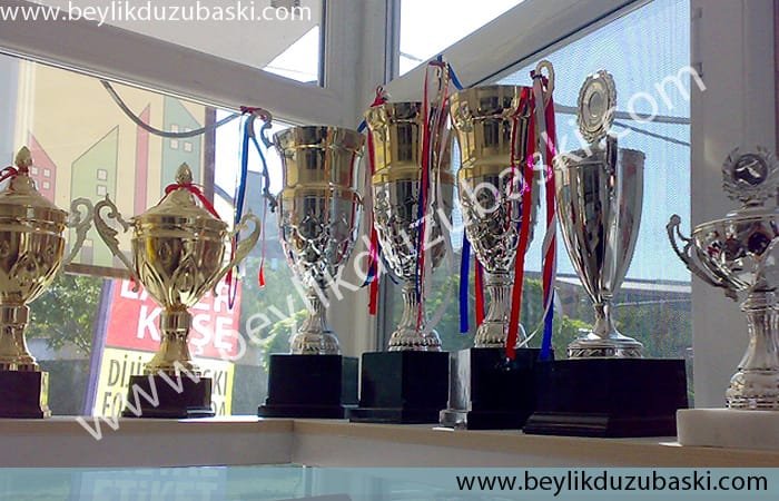 kupa-plaket-ve-madalyon-baskıları Samsun plaket kupa madalyon, Bahçeşehir plaket kupa madalyon, Gürpınar plaket kupa madalyon, Haramidere plaket kupa madalyon, Silivri plaket kupa madalyon, Ambarlı plaket kupa madalyon, ikitelli plaket kupa madalyon, 19 Mayıs plaket kupa mada