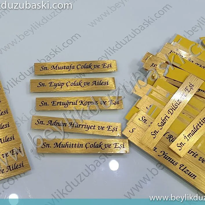 davetiyeye tek tek isim baskısı, acil davetiye üzerine metal plaka baskı, altın ve gümüş renklerden metal plaka baskısı, el yazısı ile baskı, kaliteli metal plaka baskısı