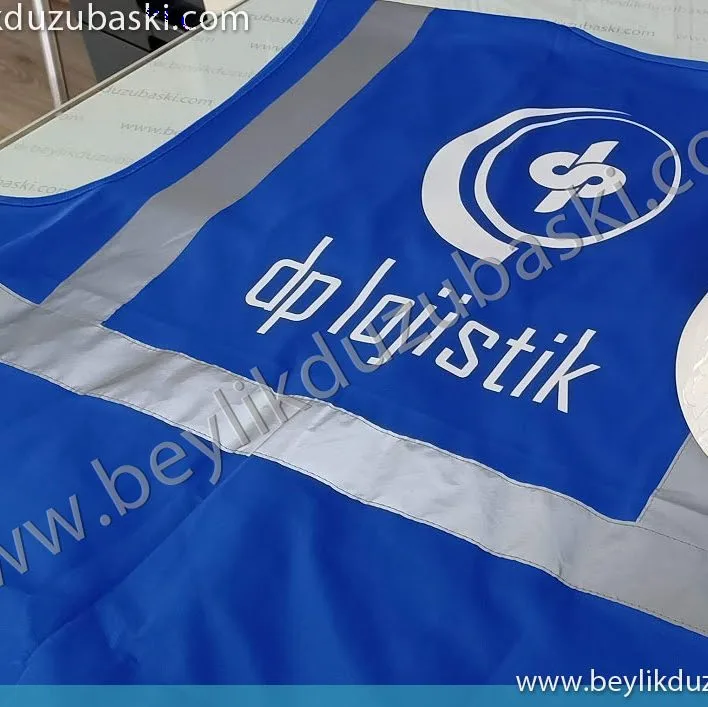 Lacivert yelek üzerine baskı, beyaz ile koyu renk yelek üzerine baskı, acil yelek baskısı, kaliteli yelek baskıları, beylikdüzü acil yelek ve baret baskı merkezi