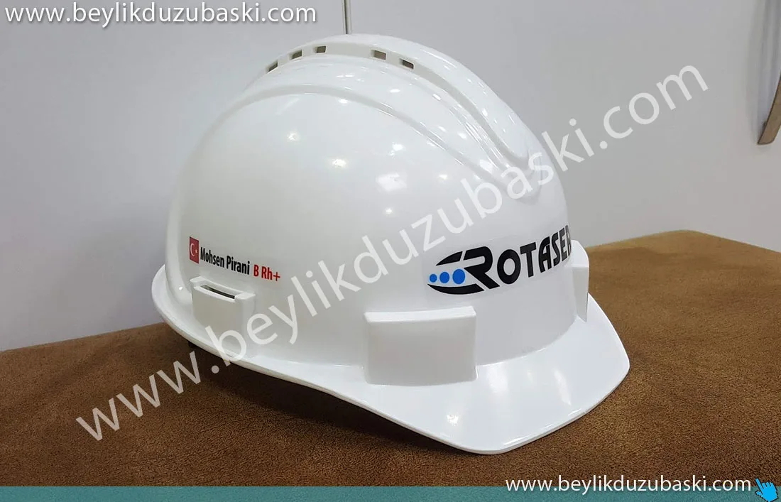 baret üzerine etiket, dış mekan dayanıklı etiket, baret müşteri getirmiştir, 3m kalite barettir, sadece logoları basılıp uygulanmıştır, fazla logolar müşteriye verilmiştir