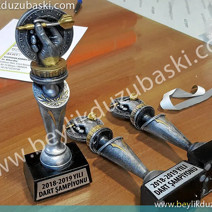 dart kupası, birincilik ödülü, masa üzeri şampiyon kupası, dart için tasarlanmış birincilik kupası, şampiyonlar kupası, el boyaması, polyester dökümü