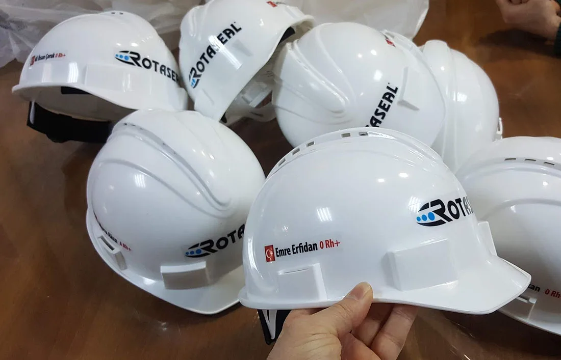 isim baskılı baret, logo baskılı baret, acil baret, kaliteli baret, dış mekan dayanıklı etiket baskı, baret üzeri, logo ve isim baskı, inşaat bareti, güvenlik bareti