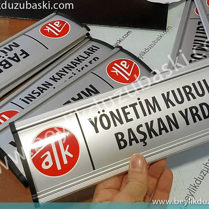 Alüminyum kapı isimliği, üzerine renkli logo, baskılı üründür, 25x9 cm ebadında, en çok kullanılan, kapı isimliğidir, adetli alımlar için fiyat alabilirsiniz, kaliteli, dekoratif kapı tabela, imalat