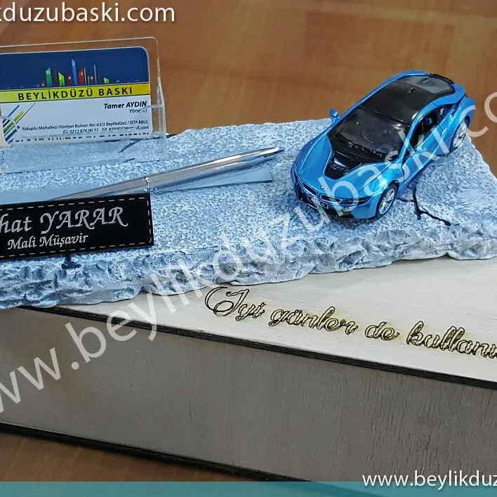 masa üzeri araba maketi, masa üzeri kullanıma uygun hediye ürün, yerli üretim, el boyaması, özel tasarım, kişiye özel isim baskılı, masa isimliği, galeri ve yeni araç alımlarında hediye
