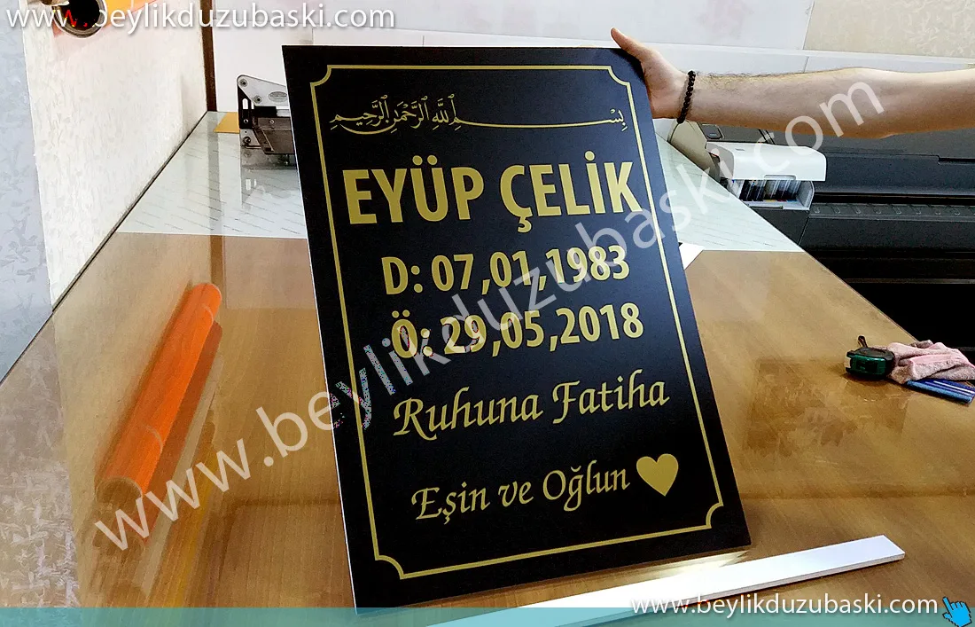 mezartaşı yazısı, mezar taşı, mezar için geçici tabela, hızlı mezar taşı tabela, aynı gün kargo, geçici mezar taşı yazısı, uygun fiyat, hızlı gönderim, 5 mm plastik malzeme, dış mekan dayanıklı ürün