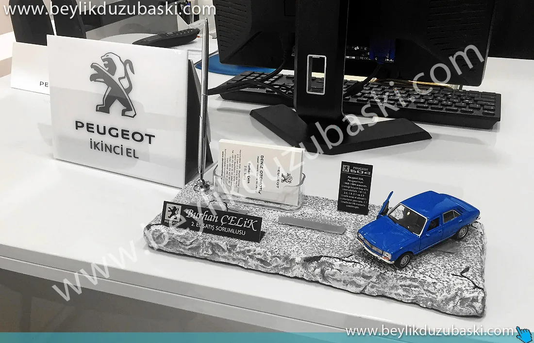 peugeot-otomotiv-masa-üzeri-hediye-isimlik-araç-galerisi-için-masa-isimliği-hediye-araba-galesi-masa-isimliği-kaliteli-ve-çok-şık-hediye-masa-isimliği.jpg masa üzeri isimlik, galeri için, masa isimliği, otomobil, yol, konseptli masa isimliği, kalemlik, kartvizitlik masa isimliği table name holder, for gallery, table name holder, automobile, road, concept table name holder, pen holder, business card holder table name