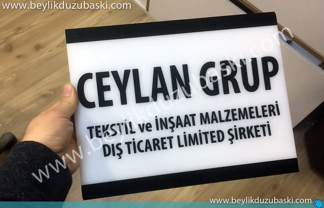 pleksi-kapı-isimliği-imalatı-acil-pleksi-isimlik-firma-isimliği-kapı-girişi-isimliği-imalatı.jpg Siyah pleksi, kapı isimliği, dekoratif vidalı, kapı tabelası, acil baskı ve üretim, beylikdüzü, esenyurt, Karadeniz, kapı tabelası