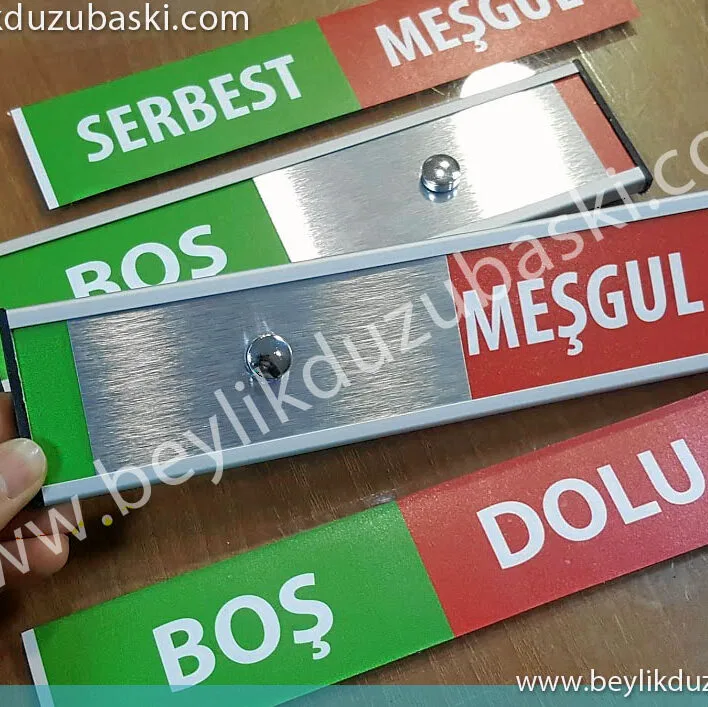 müsait toplantı var, kapı isimliği, sürgülü kapı tabelası, hızlı üretim, aynı gün kargo, kaliteli alüminyum malzeme, arkası bantlı, 25cm x 6 cm ürün ebadı