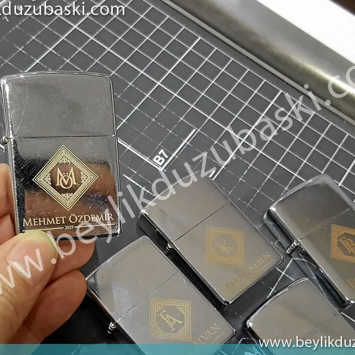 zippo çakmak, üzerine logo ve isim yazılır, gerçek zippo üzerine baskı, baskı için grafik tasarım desteği verilir, bekle ve al baskını, hızlı üretim yapılır, aynı gün kargo mümkün, kalıcı ve çıkmayan baskı