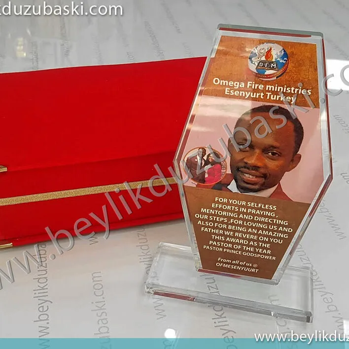 kristal plaket, cam plaket, cam plakete resim baskı, kırmızı kutulu, hediye plaket, konuşmacı plaket, okul plkaket, dernek plaket baskıları