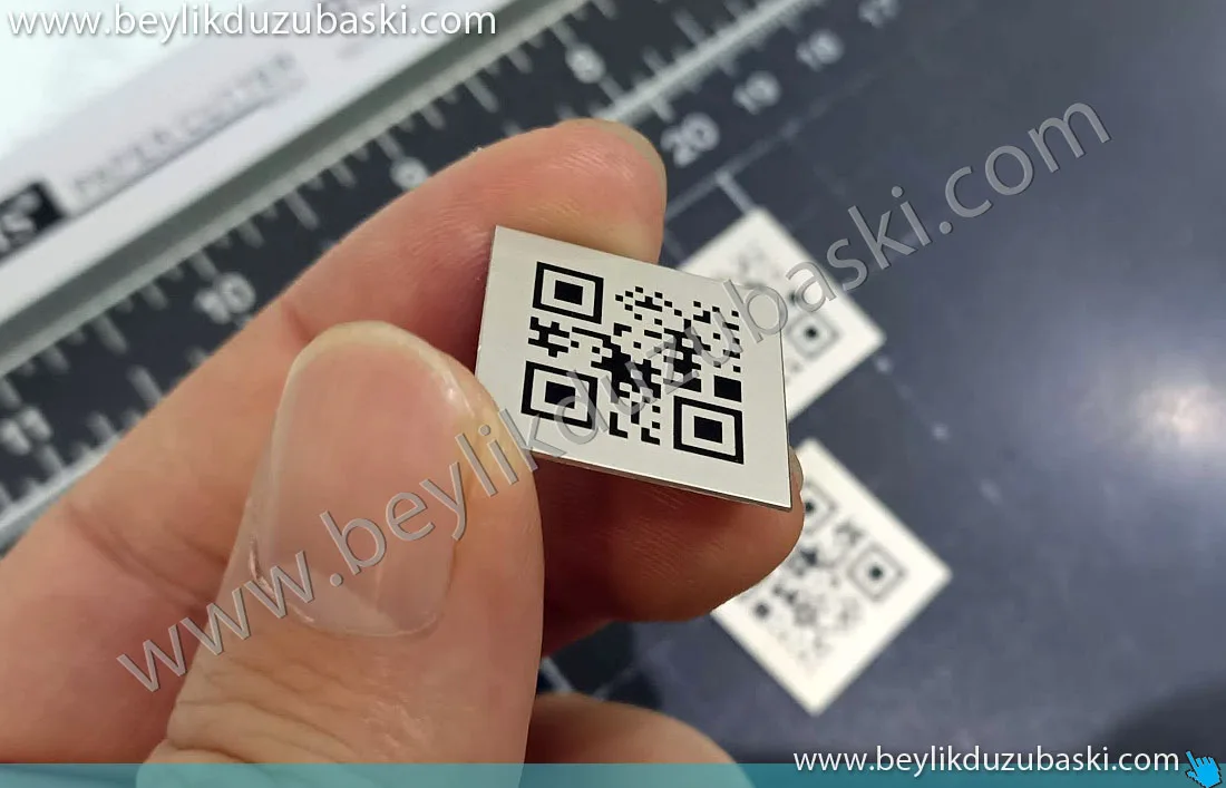 qr kod baskılı, metal plaka baskısı, acil üretim yapılmaktadır, dış mekan kalıcı ürün, qr barkod, barkod baskı metal