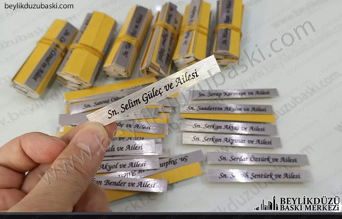 davetiye için metal isim baskı, tek tek isim baskılı metal, davetiyelere yapıştırmak için, isim baskılı metal plakalar, davetiye isimleri, hızlı üretim, tasarım desteği davetiye için metal isim baskı, tek tek isim baskılı metal, davetiyelere yapıştırmak için, isim baskılı metal plakalar, davetiye isimleri, hızlı üretim, tasarım desteği