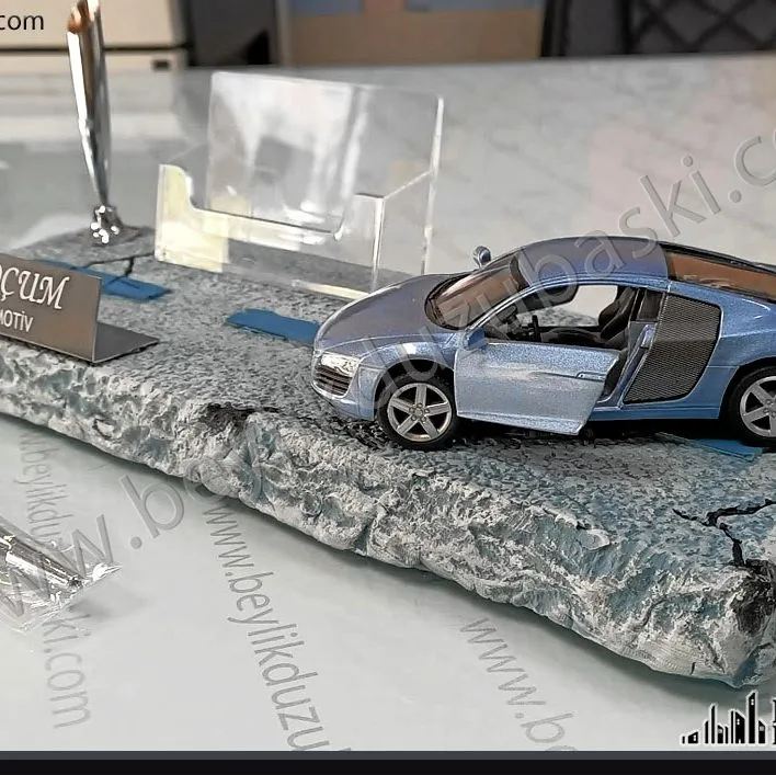 galeri masa isimliği, araç konseptli, isim baskılı, kalemlik, kartvizitlik, masa üzeri taş döküm, el boyaması ürün
