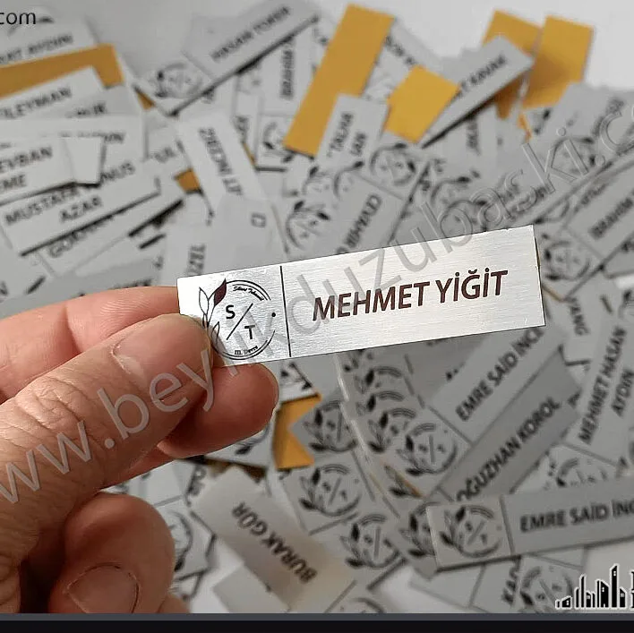 tek tek isim baskılı metal plaka, ajanda üzeri, davetiye üzeri, hediye ürün üzerine, kişiye özel hediyelere, kaliteli metal isim plaka baskı, logo ve isim baskılı ürünler