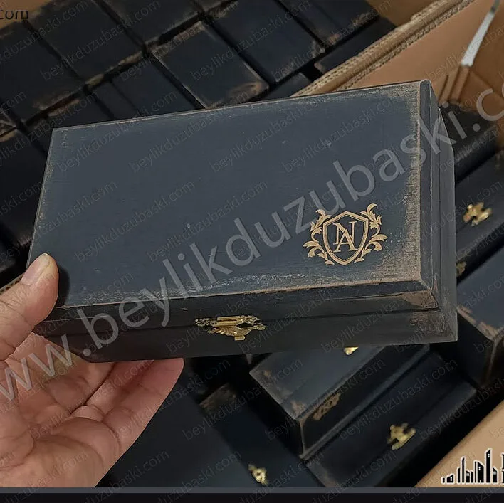 lazer ile ahşap kutu üzerine baskı, kazıma baskı, lazer baskı, ahşap kutuya logo baskı, hızlı hizmet, bekle al, logo ve isim baskıları, Ahşap kutu üzerine, lazer ile logo işleme baskı, hızlı üretim, bekle al, kaliteli baskı Laser printing on wooden box, engraving printing, laser printing, logo printing on wooden box, fast service, wait and buy, logo and name printing, Laser logo printing on wooden box, fast production, wait buy, quality printing
