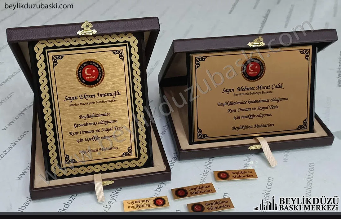 cam plaket, siyah cam kristal plaket, yatay ve dikey plaket, kaliteli ürün, deri kutu, ithal cam kristal plaket, belediye başkanı plaket, hızlı üretim
