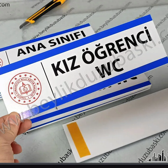 ucuz kapı isimliği, okul için yapılan, 5 mm plastik ucuz kapı isimliği, dış mekan dayanıklı, arkası bantlı, kapı tabelası, milli eğitim logolu kapı isimliği