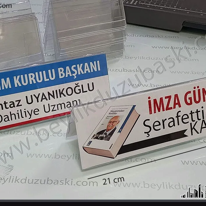 toplantı masa isimliği, üçgen şeffaf iki yüzey baskı olan, içi değişebilen isimlik, toplantı odaları, konuşmacılar, katılımcılar için üçgen isimlik