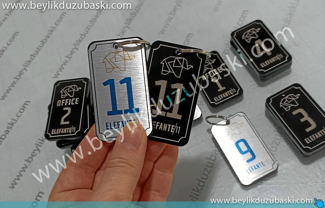 Otel için kapı isimliği üretimi, logolu, otele özel, kaliteli ve yıpranmaz ürün, kaliteli, özel üretim, otel anahtarlık, az adet yapılır, 5 mm pleksi, altın ve gümüş renk seçeneği, hızlı üretim, tasarım desteği, otel anahtarlık, özel tasarım anahtarlık, logo ve kapı numarası yazılı, butik otel anahtarlık, kaliteli özel üretim anahtarlık