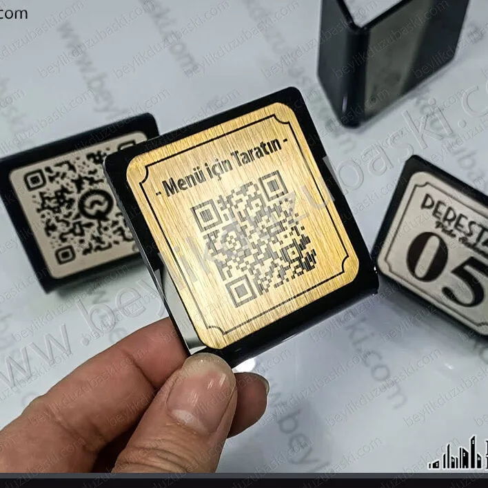 üçgen masa isimliği, üçgen QR kod baskılı masa tabelası, pleksiden üçgen şeklinde bükülmüş menülük, masa menüsü, masa menü kod QR şeklinde, dijital kod sayfa linki, telefonla okutulan menü QR kod, samsun baskı merkezi, samsun ozalit, samsun reklam, lazer kesim, fotokopi, samsun dijital baskı merkezi