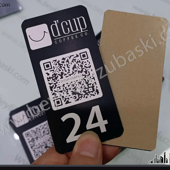 dış mekan dayanıklı, masa qr menü, güneşten etkilenmeyen, solma yapmayan, metal etiket, kaliteli ürün, arkası bantlı, baskılar lazerle yapıldı, çıkmaz kazınmaz, kaliteli metal etiket, menü etiket, menü için metal etiket