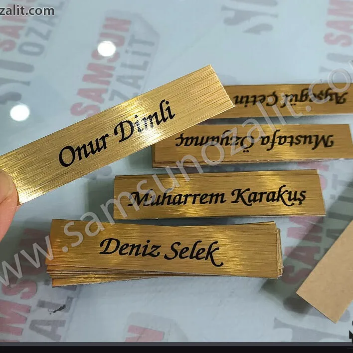 ajanda üzerine tek tek isim baskısı, promosyon ürünler için isim baskılı metal etiketler, hediye ürünler için etiket baskısı, metal isim baskılı etiket üretimi, hediye ürün için metal yazılı isimler, kaliteli etiket baskı, metal etiket, paslanmaz etiket, alüminyum etiket baskısı, grafik ve tasarım desteği, samsun reklam, samsun baskı merkezi, samsun ozalit, samsun lazer kesim