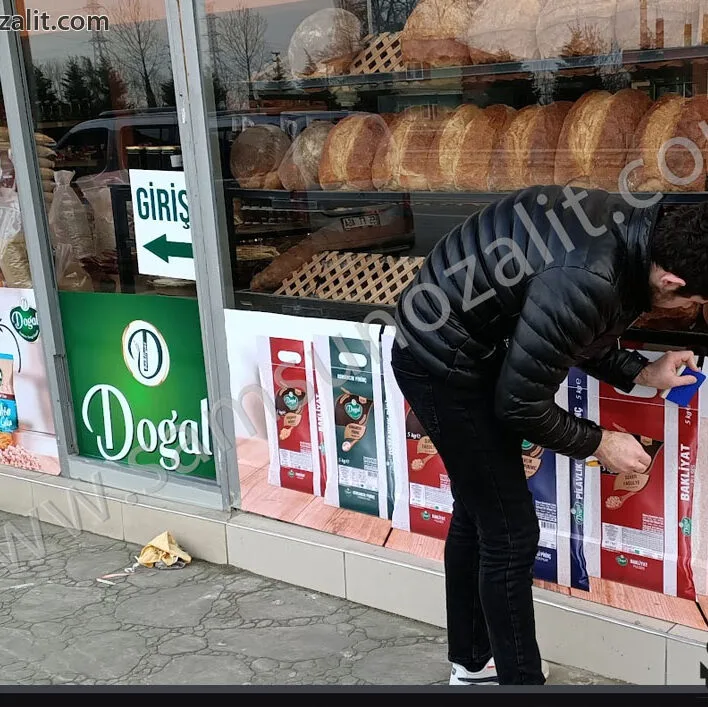 cam giydirme, samsun vitrin camı giydirme, samsun dükkan cam baskısı, tasarım desteği, yerinde uygulama, kaliteli baskı, kaliteli folyo, dış mekan dayanımı yüksek, samsun reklam, samsun baskı merkezi, samsun folyo baskı, samsun grafik tasarım baskı merkezi