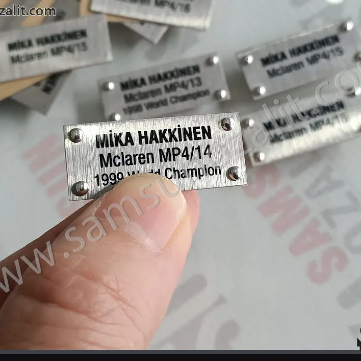 perçinli küçük etiketi, 4x2 cm küçük etiket baskısı, vitrinde serileme için, ürün açıklama etiketi, metal etiket, perçinli etiket, arkası bantlı metal etiket baskısı, kaliteli metal baskı merkezi