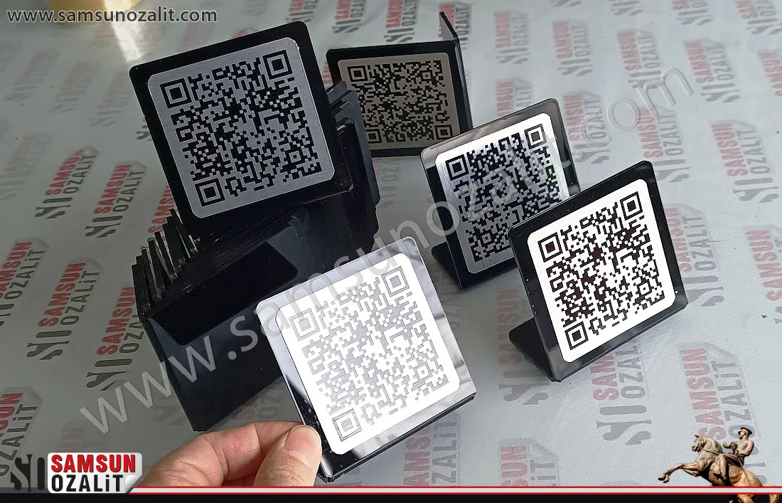 Samsun pleksi metal QR kod baskılı ürün, pleksi bükümlü QR menü, masa üzeri üçgen masa isimliği, QR kod ile menüye bağlanma, ebat ve adede göre fiyat çıkarılır, kaliteli ürün, hızlı teslimat, samsun ozalit, samsun baskı merkezi, samsun reklam
