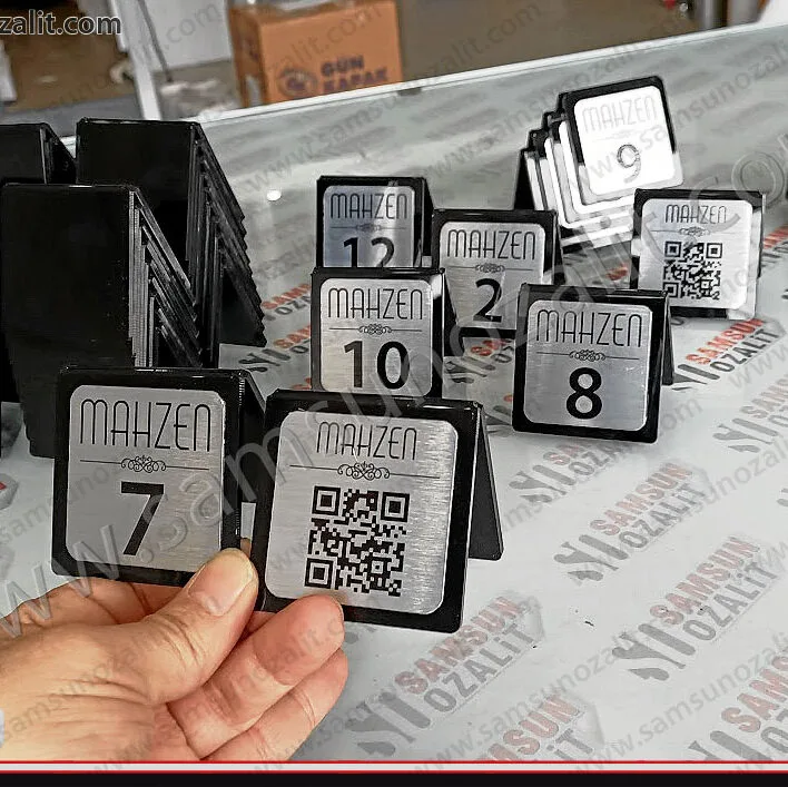 üçgen masa isimliği, üçgen QR kod baskılı masa tabelası, pleksiden üçgen şeklinde bükülmüş menülük, masa menüsü, masa menü kod QR şeklinde, dijital kod sayfa linki, telefonla okutulan menü QR kod