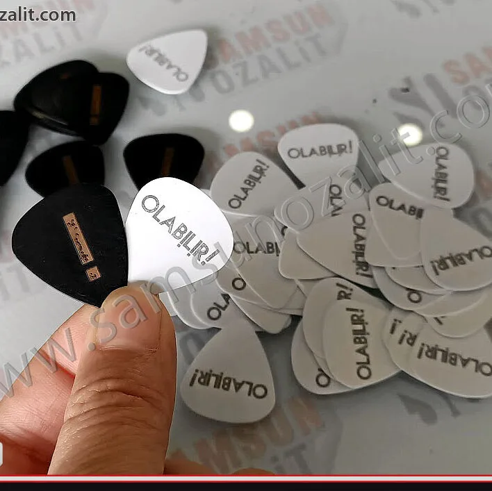 Pena baskısı, baskılı pena, çıkmayan kaliteli baskılı pena, logo baskılı pena, gurup isim ve logo baskılı pena, gitar penası, saz penası, siyah pena, beyaz pena, kaliteli baskıdır, el terinden silinme, kazınma, baskı çıkması yapmaz, herhangi, bir kimyasalla logolar silinemez, kalıcı baskı, tek yüzey baskı dahil birim fiyat, adetli, ürünler için fiyat alınız