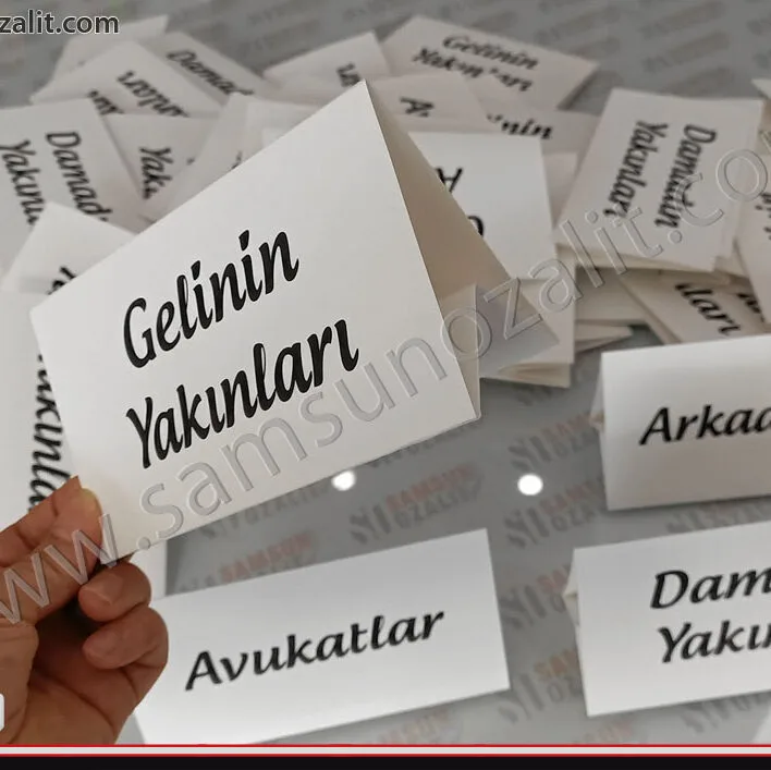 gelin yakınları, damat yakınları, arkadaşları, oturma masası için büyük üçgen masa isimliği, tual karton malzeme, A4 ebadı büyüklüğünde üründe imal edilmiştir, özel tasarım, aynı gün kargo, hızlı üretim yapılır, istenilen ebat yapılır, bu ürün büyük boydur, A5 ebadında üretildiğinde yarı fiyat olacaktır