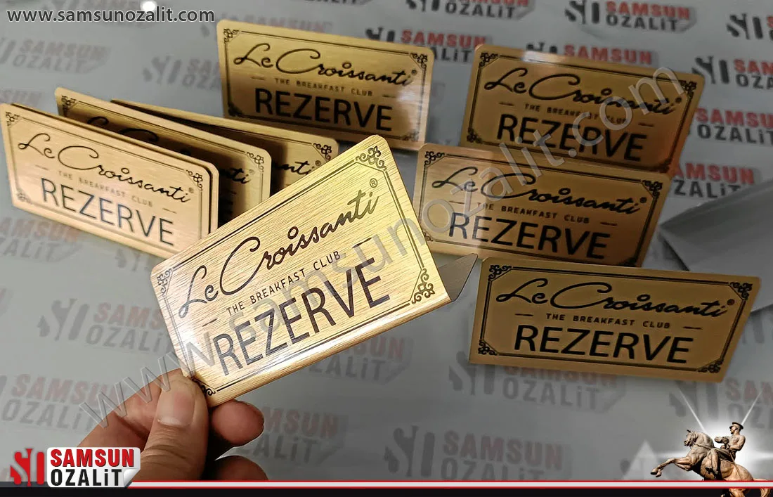 masa rezerve tabelası, metal, paslanmaz, alüminyum, masa üzeri, rezerve yazılı, üçgen tabela, logo ve yazı baskılı, firmaya özel tasarlanmış ürün, tasarım desteği verilir, istenilen ebat üretilir, aynı gün gönderim yapılır, paslanmaz alüminyum, masa üzeri bükümlü, rezerve yazılı tabela, imalat, üretim