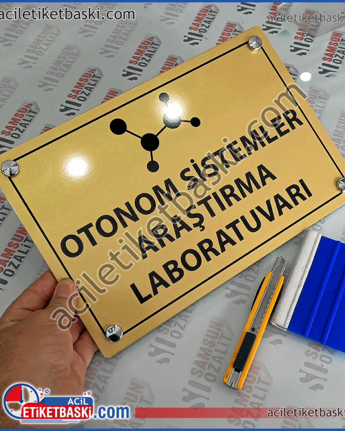 metal kapı tabelası, ofis dış kapı tabelası, dekoratif vida görünümlü, arkası bantlı 5mm plastik üzeri metal tabela, acil tabela üretimi yapılır, samsun acil kapı tabelası baskısı, metal ürün, kaliteli dekoratif şık metal tabela, avukatlık, laboratuvar, diş hekimi muhasebeci gibi birçok iş kolu için uygun fiyatlı tabela üretimi, samsun tabela baskısı acil üretim, tasarım desteği