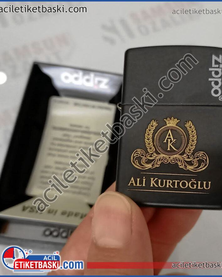 zippo çakmak baskı, lazer ile çıkmaz kazınmaz, silinmez baskı, tasarım desteği verilir, ürünü müşteri göndermiştir, sadece baskı bedelidir, yeriniz yakınsa, bekle al, samsun baskı merkezi, acil baskı merkezi, kaliteli baskı, lazer baskı, lazer markalama, lazer isim logo baskısı yapılmaktadır, kişiye özel baskılar için ürüne adede göre fiyat alınız