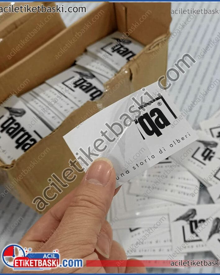 Etiket baskısı, matbaa etiketi baskısı, kart ebadında standart etiket, renkli baskı, üzeri selefon korumalı, tasarım desteği verilir, samsun etiket baskı merkezi, matbaa baskılı etiket, istek dahilinde acil aynı gün üretilen modellerimiz de vardır,