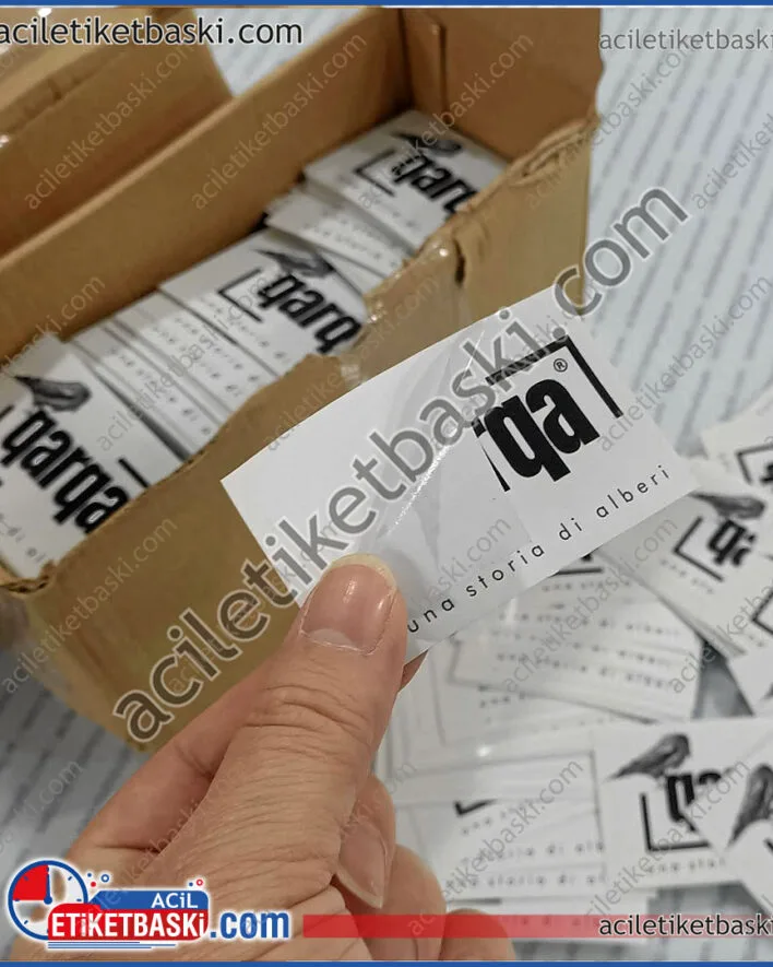 Etiket baskısı, matbaa etiketi baskısı, kart ebadında standart etiket, renkli baskı, üzeri selefon korumalı, tasarım desteği verilir, samsun etiket baskı merkezi, matbaa baskılı etiket, istek dahilinde acil aynı gün üretilen modellerimiz de vardır,